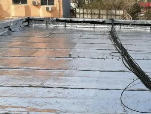 新龙卫生间漏水维修公司分享下新龙屋面楼顶防水刚性防水层施工要点。