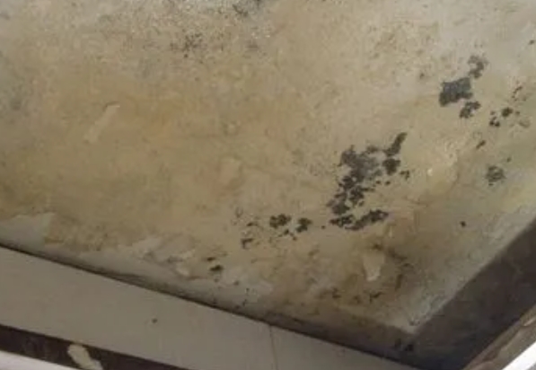 新龙阳台漏水维修公司分享下新龙卫生间渗水维修需要注意哪些问题。